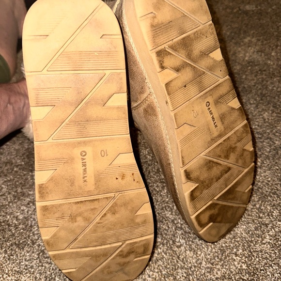 Tan Shearling-Lined Boots. Sz 10. WOMENS 10. MUST BE BUNDLED - Picture 4 of 6